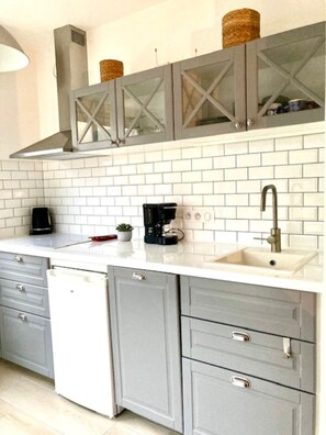 Fridge, microwave, oven, stovetop - APARTMENT 100 M FROM THE BEACH (Saint-Georges-de-Didonne)