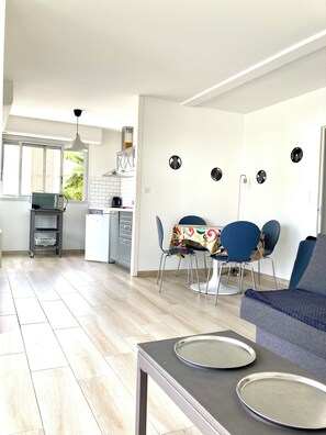 TV, books - APARTMENT 100 M FROM THE BEACH (Saint-Georges-de-Didonne)