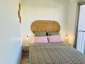 1 habitación, tabla de planchar con plancha y cuna de viaje 