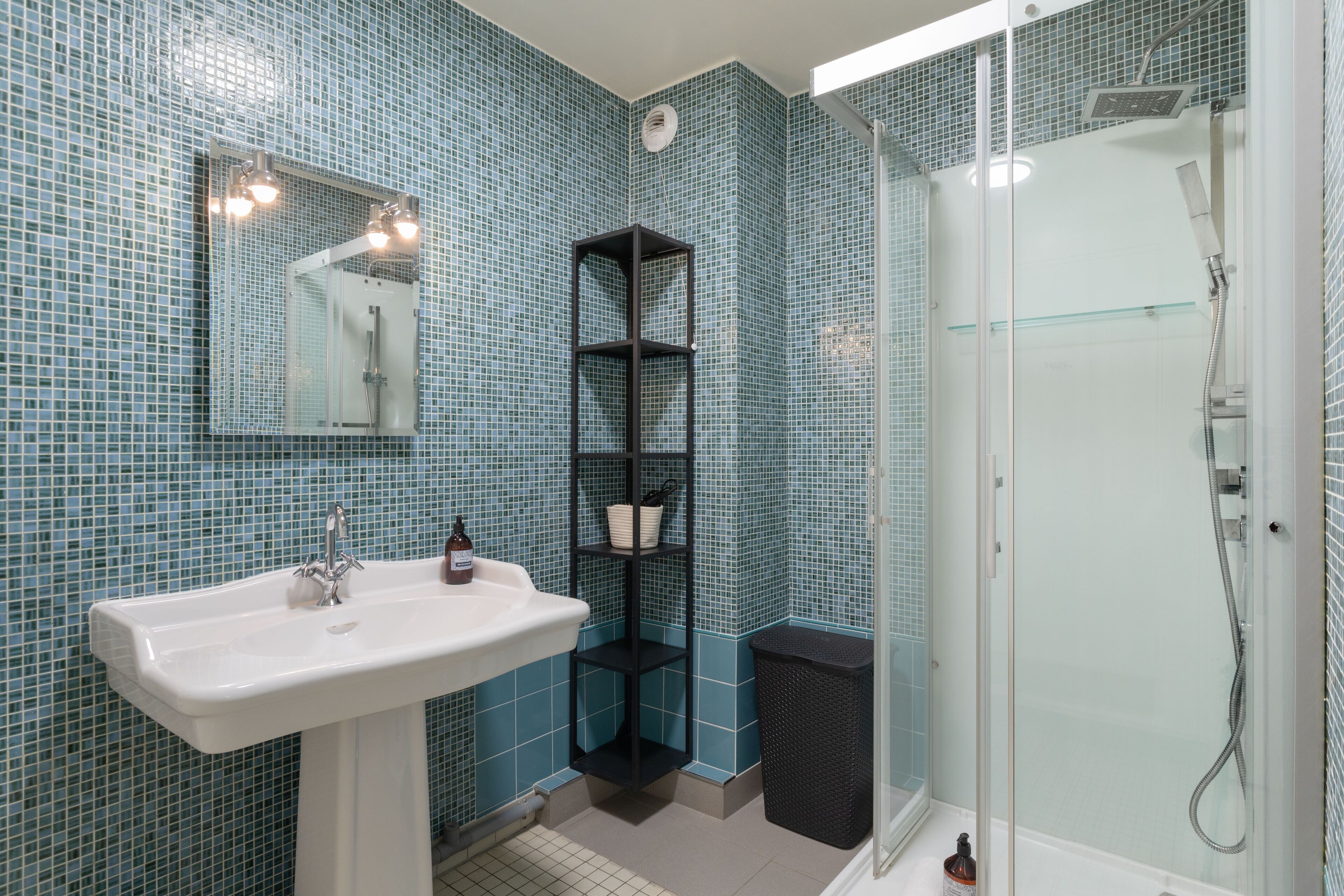 Sèche-cheveux, serviettes fournies