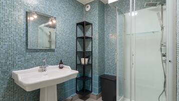 SĂšche-cheveux, serviettes fournies