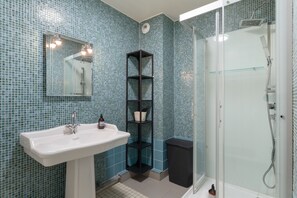 Sèche-cheveux, serviettes fournies