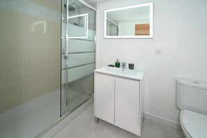 Amenidades de baño gratuitas, secadora de cabello, toallas