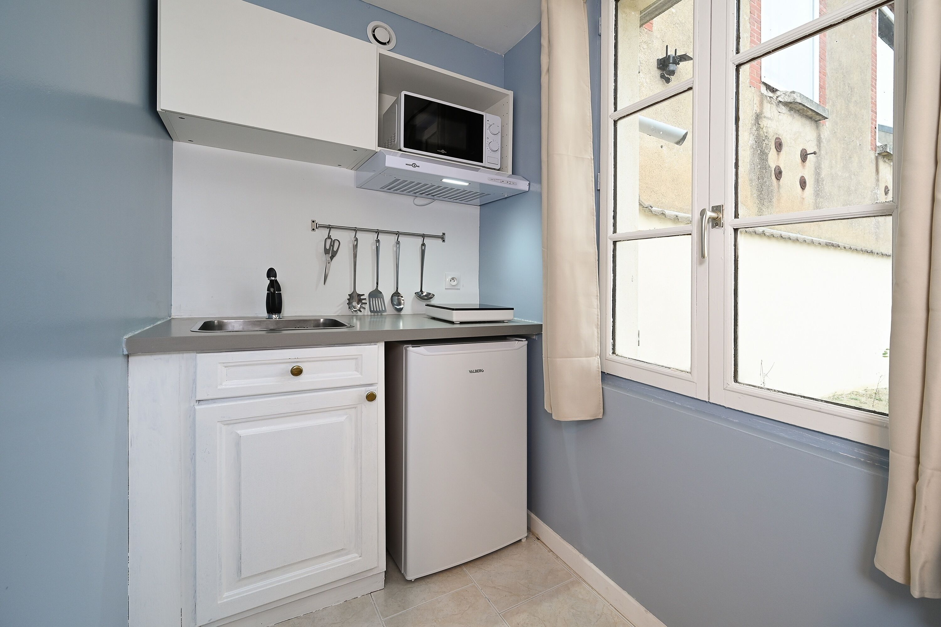 Een koelkast, een microgolfoven, een koffiezetapparaat/waterkoker