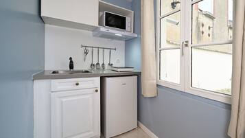 Een koelkast, een microgolfoven, een koffiezetapparaat/waterkoker