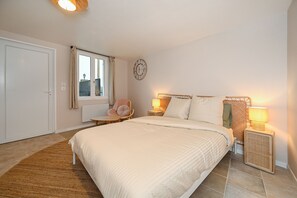Iron/ironing board, free WiFi, bed sheets