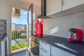 Fridge, microwave, oven, dishwasher - Studio Mer et Mimosa - 2 km de la plage (Bormes-les-Mimosas)