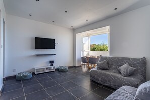 TV - Studio Mer et Mimosa - 2 km de la plage (Bormes-les-Mimosas)