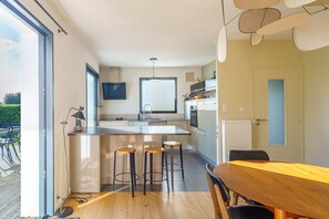Een koelkast, een magnetron, een oven, een vaatwasser