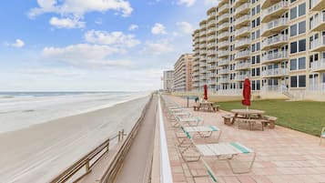 Un hôtel situé en bord de mer, doté d’une promenade, d’un espace extérieur aménagé et offrant une vue sur l’océan.