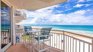 Casa, várias camas, sacada, vista para o oceano (Daytona White Surf 504-OceanZenn) | Vista do quarto