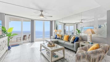 House, Multiple Beds, Balcony, Ocean View (Daytona White Surf 504-OceanZenn) | Living area