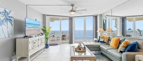 Casa, varias camas, balcón, vistas al mar (Daytona White Surf 504-OceanZenn) | Zona de estar