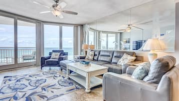 Casa, várias camas, sacada, vista para o oceano (Daytona White Surf 504-OceanZenn) | Área de estar