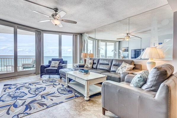 Casa, varias camas, balcón, vista al océano (Daytona White Surf 504-OceanZenn) | Área de sala de estar