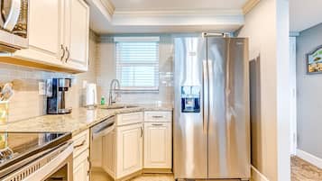 Casa, várias camas, sacada, vista para o oceano (Daytona White Surf 504-OceanZenn) | Cozinha privada