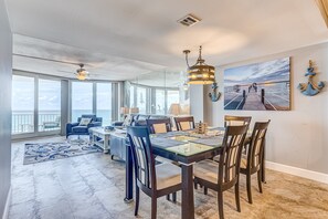 Casa, varias camas, balcón, vista al océano (Daytona White Surf 504-OceanZenn) | 2 habitaciones, decoración personalizada y muebles diferentes 