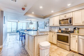 Casa, varias camas, balcón, vistas al mar (Daytona White Surf 504-OceanZenn) | Cocina privada