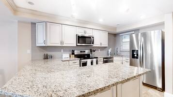 Casa, várias camas, sacada, vista para o oceano (Daytona White Surf 504-OceanZenn) | Cozinha privada