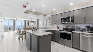 House, Multiple Beds, Balcony, Ocean View (Daytona White Surf 504-OceanZenn) | Private kitchen