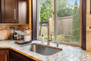 Interior - Beautiful and Pristine 4b/2.5b Home in Prime Lynnwood/Martha Lake Location (Lynnwood)