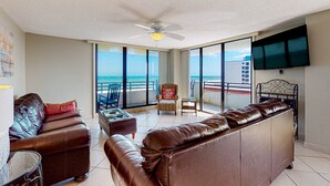 コンドミニアム ベッド (複数台) ビーチビュー (Daytona Beach Living #504) | リビング エリア