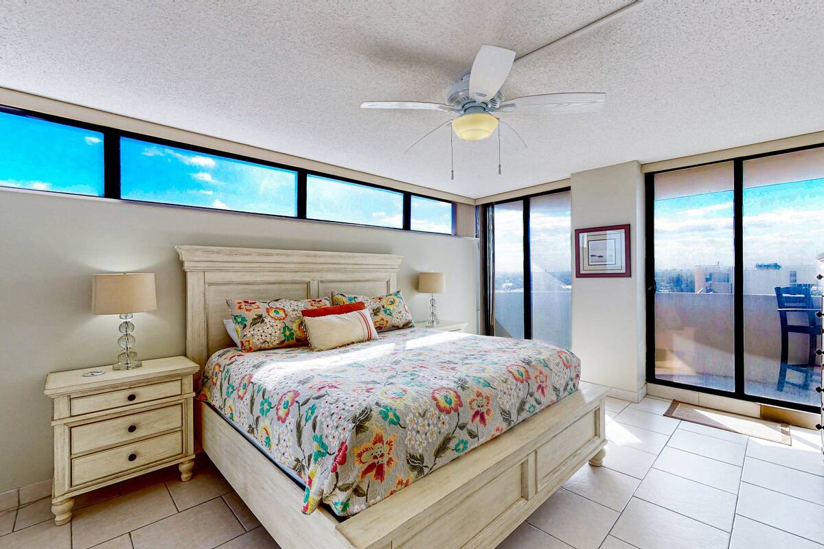 Leilighet, flere senger, strandutsikt (Daytona Beach Living #504) | 3 soverom, individuelt dekorert, individuelt innredet og sengetøy
