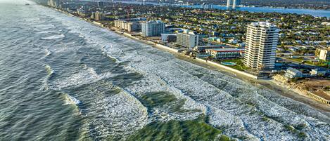 Condo, varias camas, balcón, vista al océano (Daytona Beach Living #504) | Playa | Playa en los alrededores