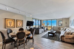 公寓式客房, 多张床, 露台, 海洋景观 (Daytona Horizons - 102) | 起居区