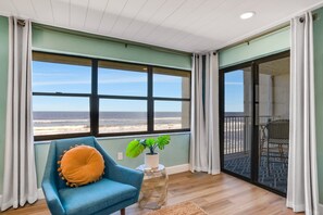 Condo, varias camas, balcón, vista al jardín (NSB Castle Reef 110 - Seaside) | Área de sala de estar