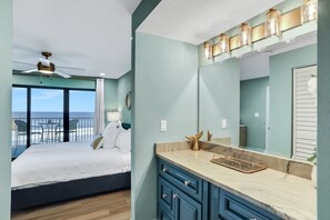 公寓客房, 1 張特大雙人床和 1 張沙發床, 陽台, 海景 (NSB Castle Reef 302-Sea La Vie) | 1 間臥室、獨特裝潢、布置獨特、床單