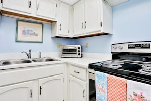 Condo, Berbilang Katil, Balcony, Garden View (NSB Castle Reef 110 - Seaside) | Dapur peribadi