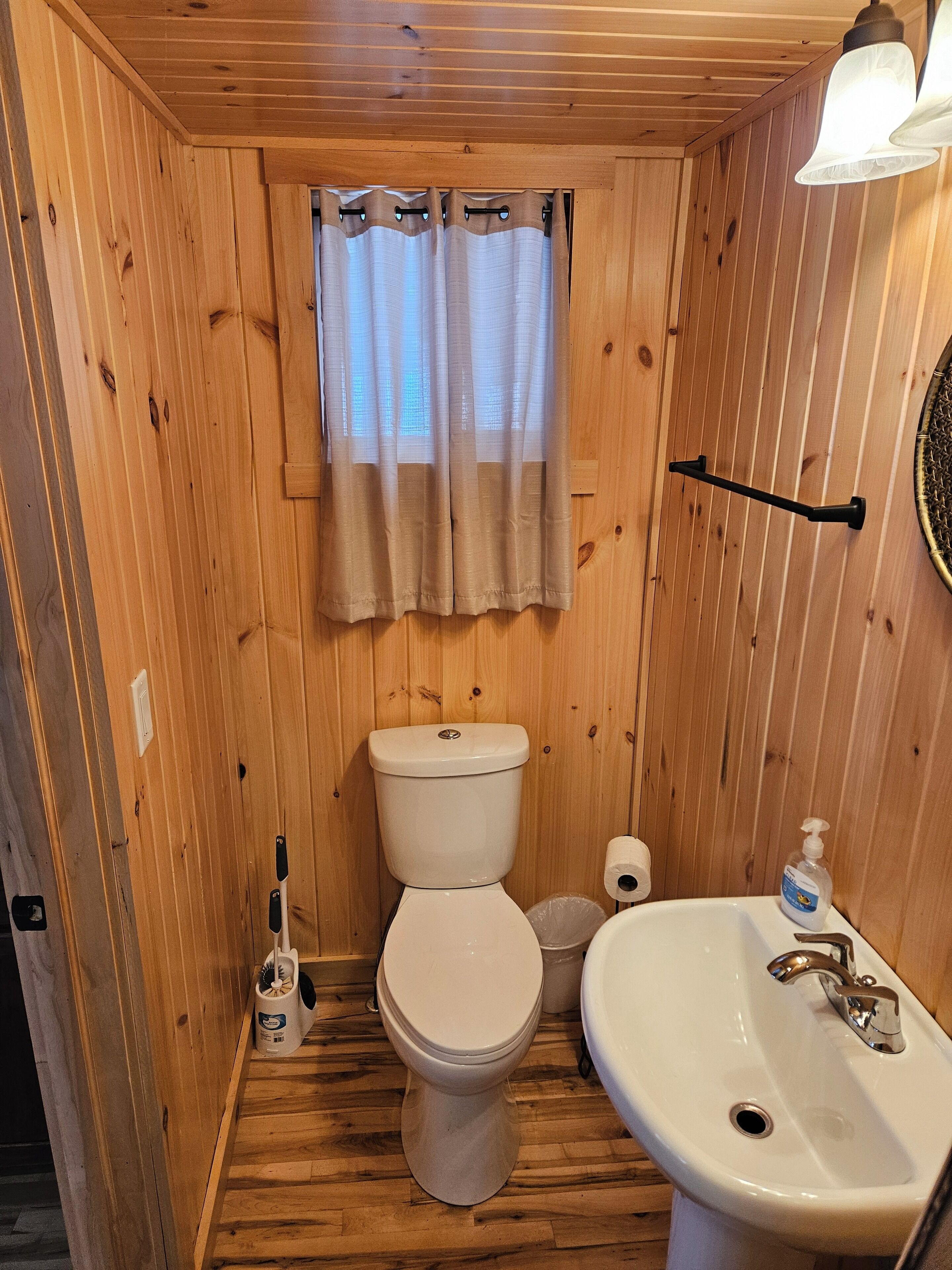 Dusche, Handtücher, Toilettenpapier