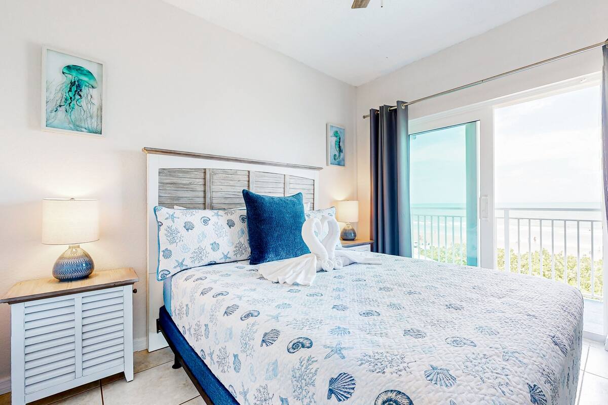 コンドミニアム クイーンベッド 1 台ソファーベッド付き オーシャンビュー (NSB Coconut Palms Beach Resort 4312) | 1 室のベッドルーム、客室ごとに異なる装飾、客室ごとに異なるインテリア、ベッドシーツ