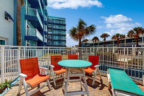 Apartamento, 1 cama de matrimonio con sofá cama, balcón (NSB Coconut Palms Beach Resort 4312) | Restaurante al aire libre