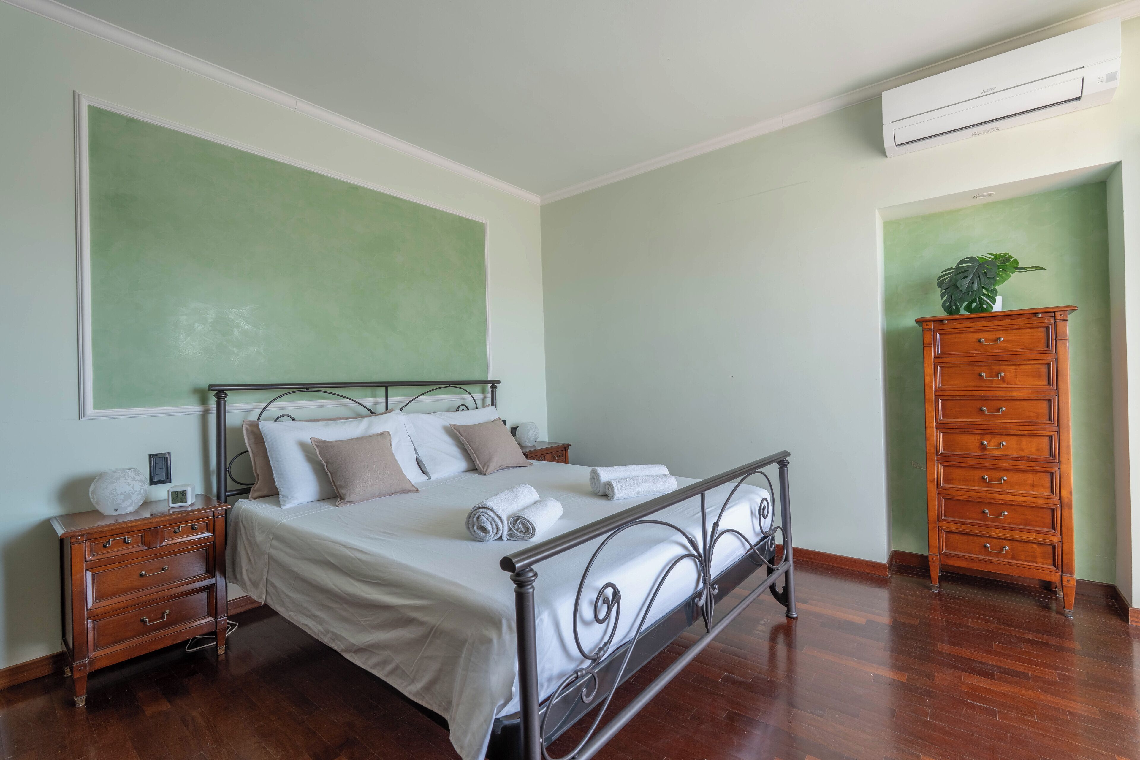 4 quartos, ferros/tábuas de passar roupa, Wi-Fi, roupa de cama