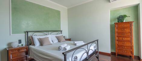 4 quartos, ferros/tábuas de passar roupa, Wi-Fi, roupa de cama