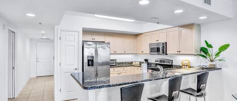 Departamento, varias camas, balcón, vista parcial al océano (NSB Oceanwalk Bldg 15 Unit 602) | Cocina privada