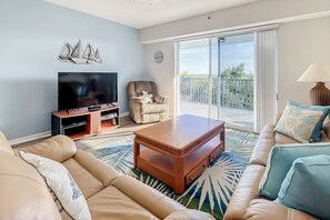 Apartamento, varias camas, balcón, vistas al jardín (NSB Oceanwalk 16-305) | Zona de estar