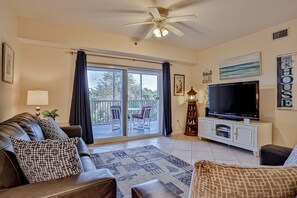 Apartamento, varias camas, acceso a la piscina, vistas al jardín (NSB Oceanwalk 5-203) | Zona de estar