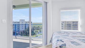 Condo, nhiều giường, ban công, quang cảnh một góc biển (NSB Oceanwalk Bldg 15 Unit 602) | 2 phòng ngủ, trang trí khác biệt