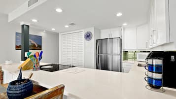 Condo, 1 giường cỡ king và sofa giường, ban công, quang cảnh biển (NSB Pelican 501A) | 1 phòng ngủ, trang trí khác biệt