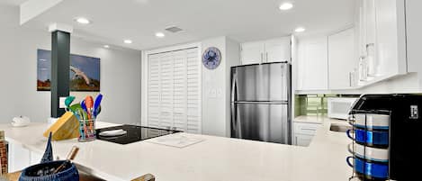 Condo, 1 cama King size y sofá cama, balcón, vista al océano (NSB Pelican 501A) | 1 habitación, decoración personalizada y muebles diferentes