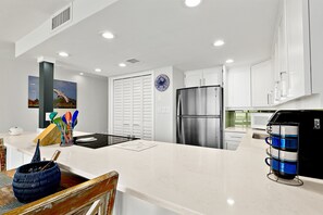 Leilighet, 1 kingsize-seng med sovesofa, balkong, havutsikt (NSB Pelican 501A) | 1 soverom, individuelt dekorert, individuelt innredet og sengetøy