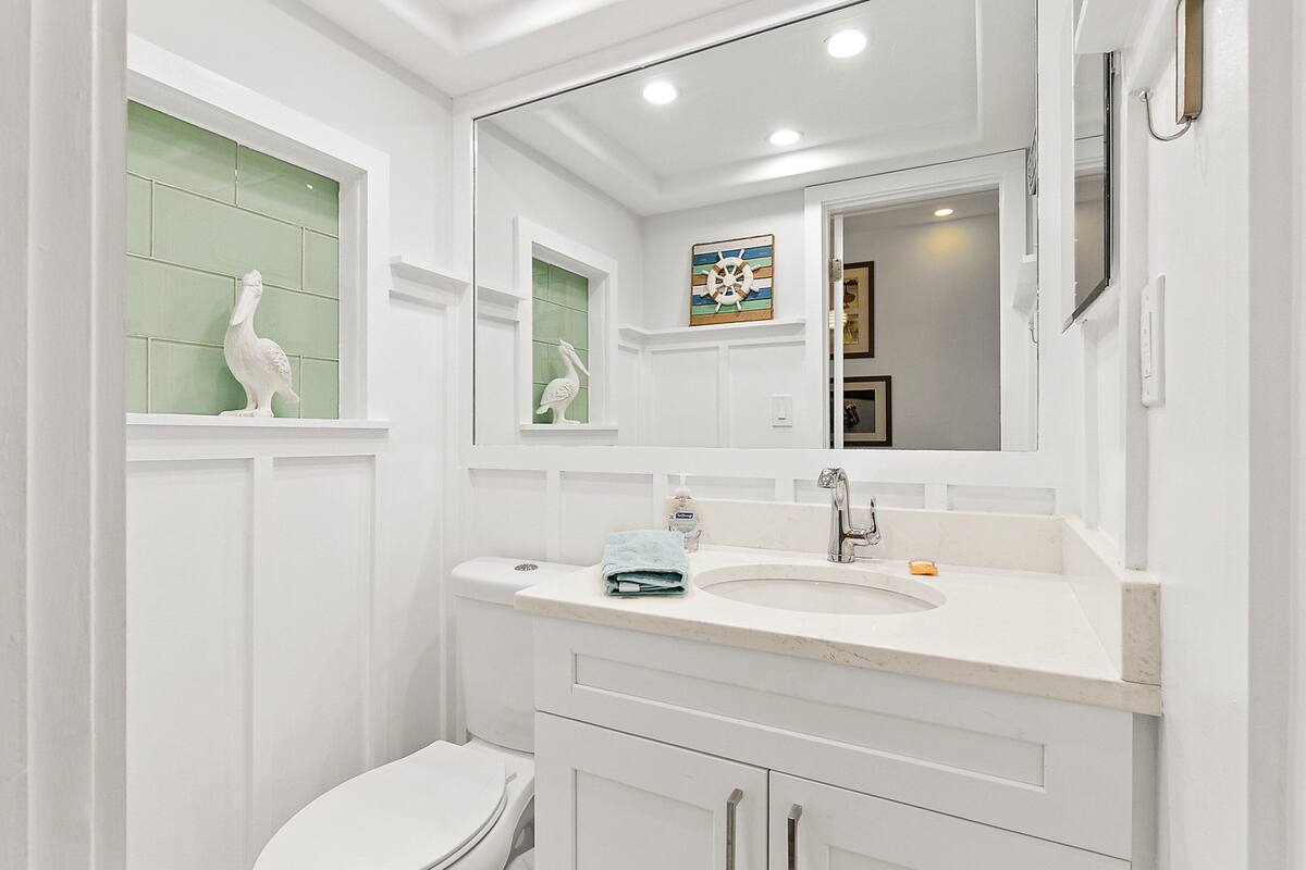 公寓客房, 1 張特大雙人床和 1 張沙發床, 陽台, 海景 (NSB Pelican 501A) | 浴室 | 毛巾