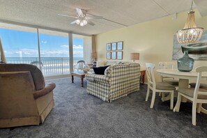 Leilighet, flere senger, balkong, havutsikt (NSB Pelican 303E) | Oppholdsområde