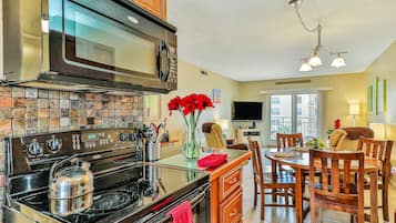 House, Multiple Beds, Balcony, Partial Ocean View (NSB Sea Coast Garden II 311) | Private kitchen