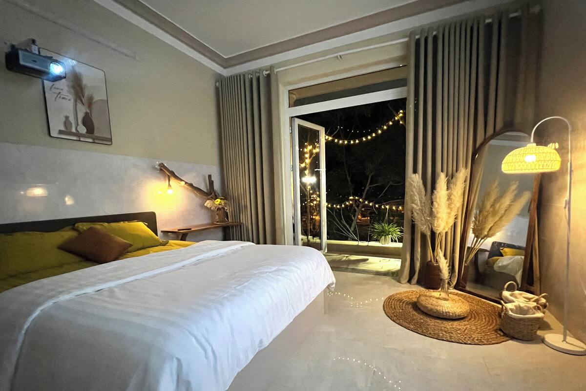 Premium bedding, iron/ironing board, free WiFi