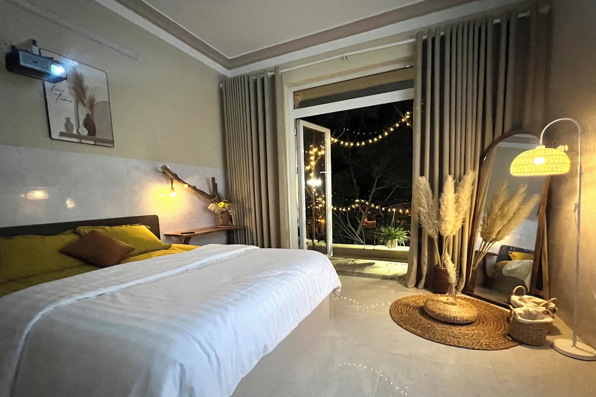 Premium bedding, iron/ironing board, free WiFi