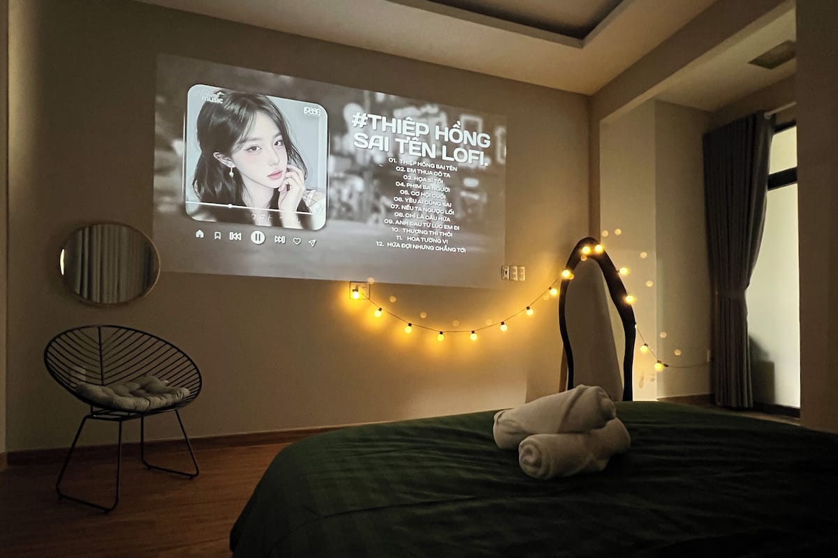 Premium bedding, iron/ironing board, free WiFi